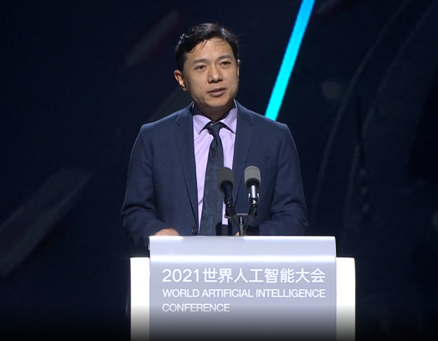 李彦宏参加世界人工智能大会开幕式:百度智能汽车正在研发当中